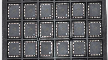 JEDEC паллета с правильно расположенными компонентами JEDEC паллета с правильно расположенными компонентами